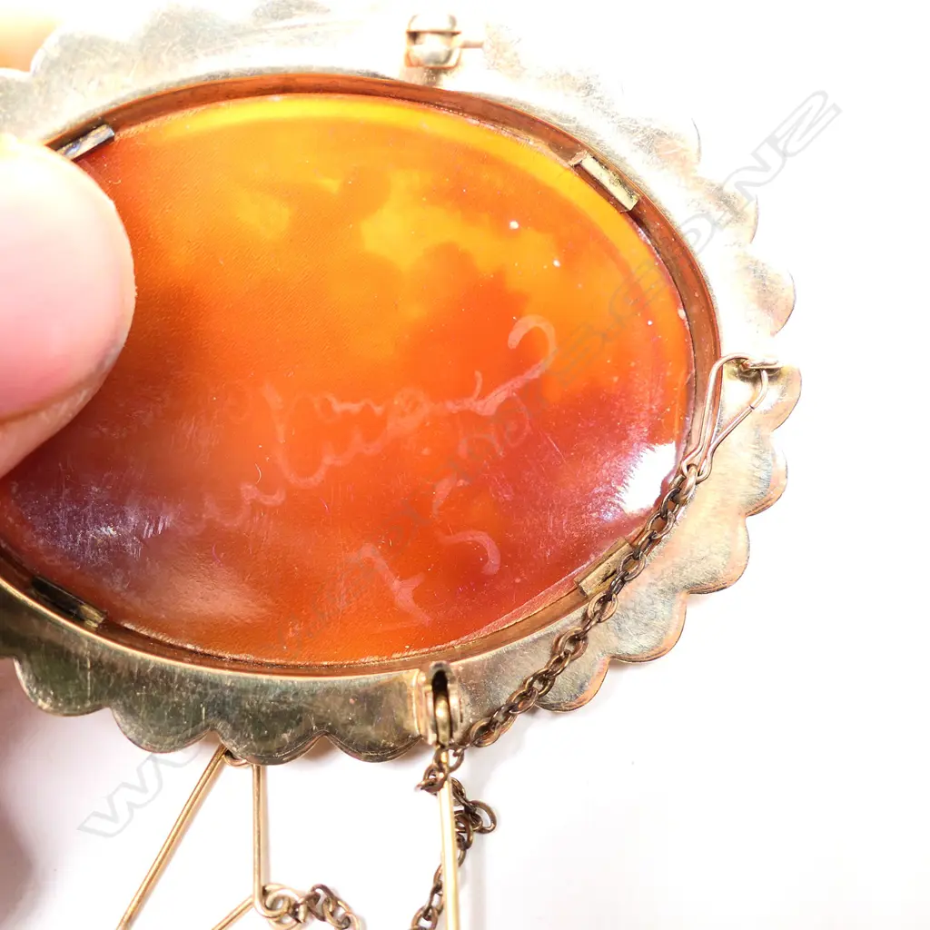A Victorian 9ct gold framed allegorical cameo brooch, Image 1++