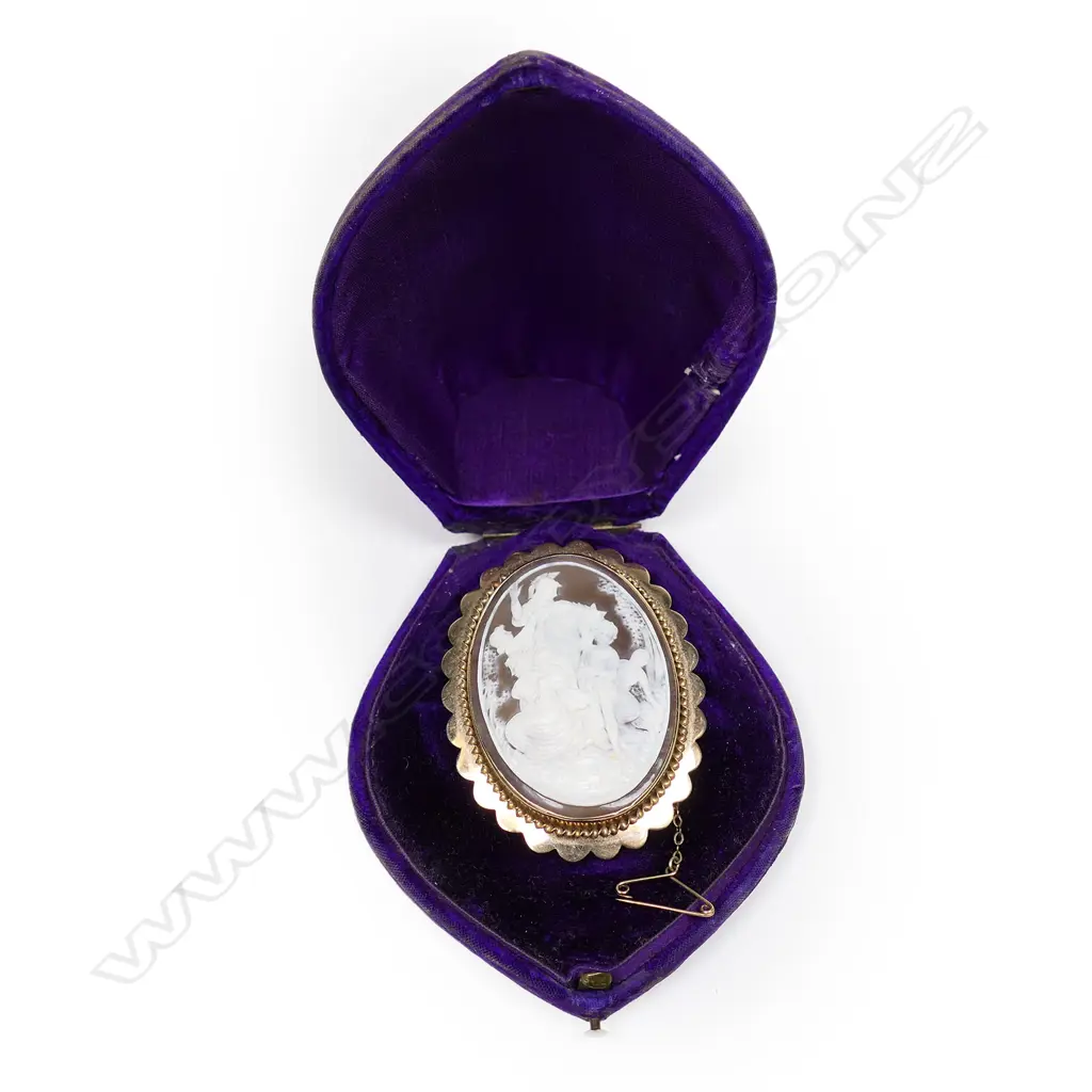 A Victorian 9ct gold framed allegorical cameo brooch, Image 1++