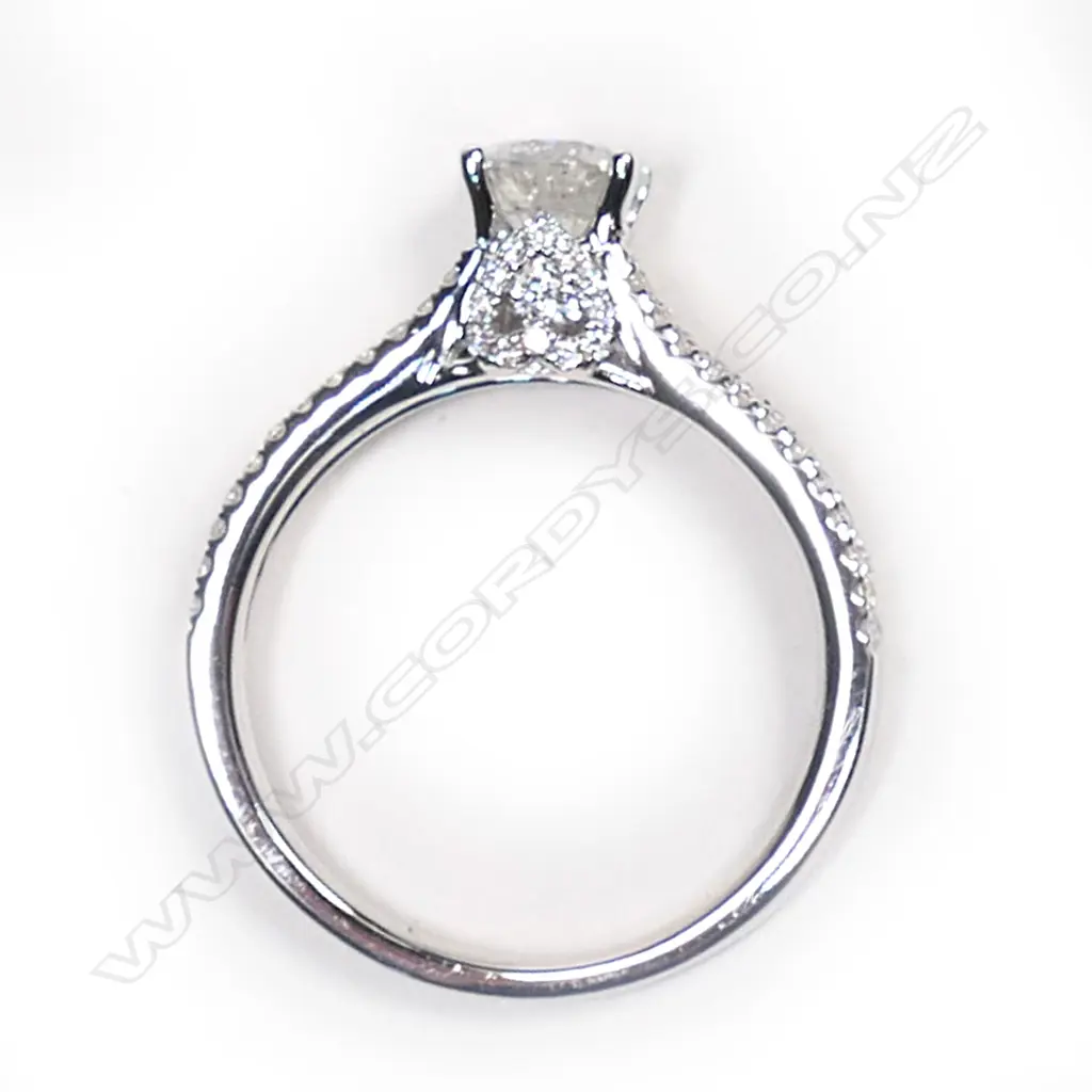 An 18ct white gold diamond ring, Image 1++