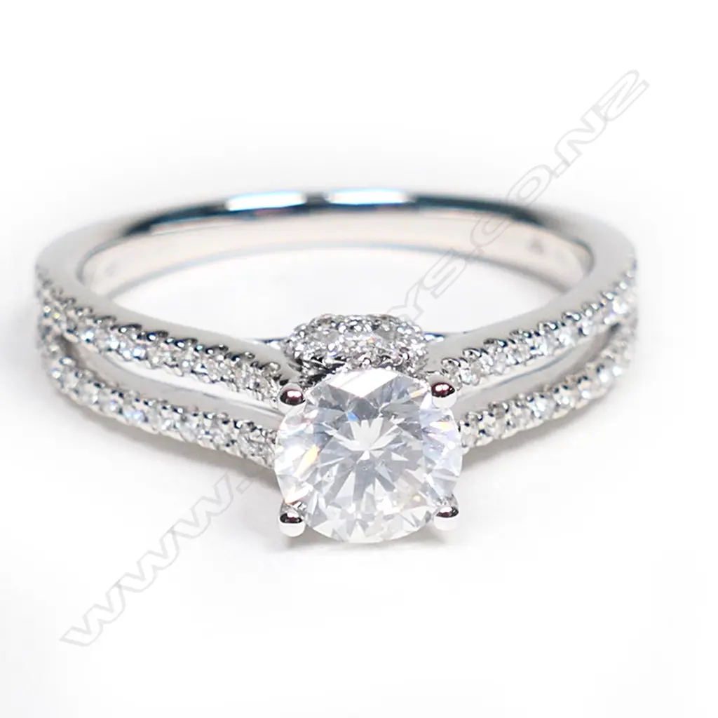 An 18ct white gold diamond ring, Image 1++