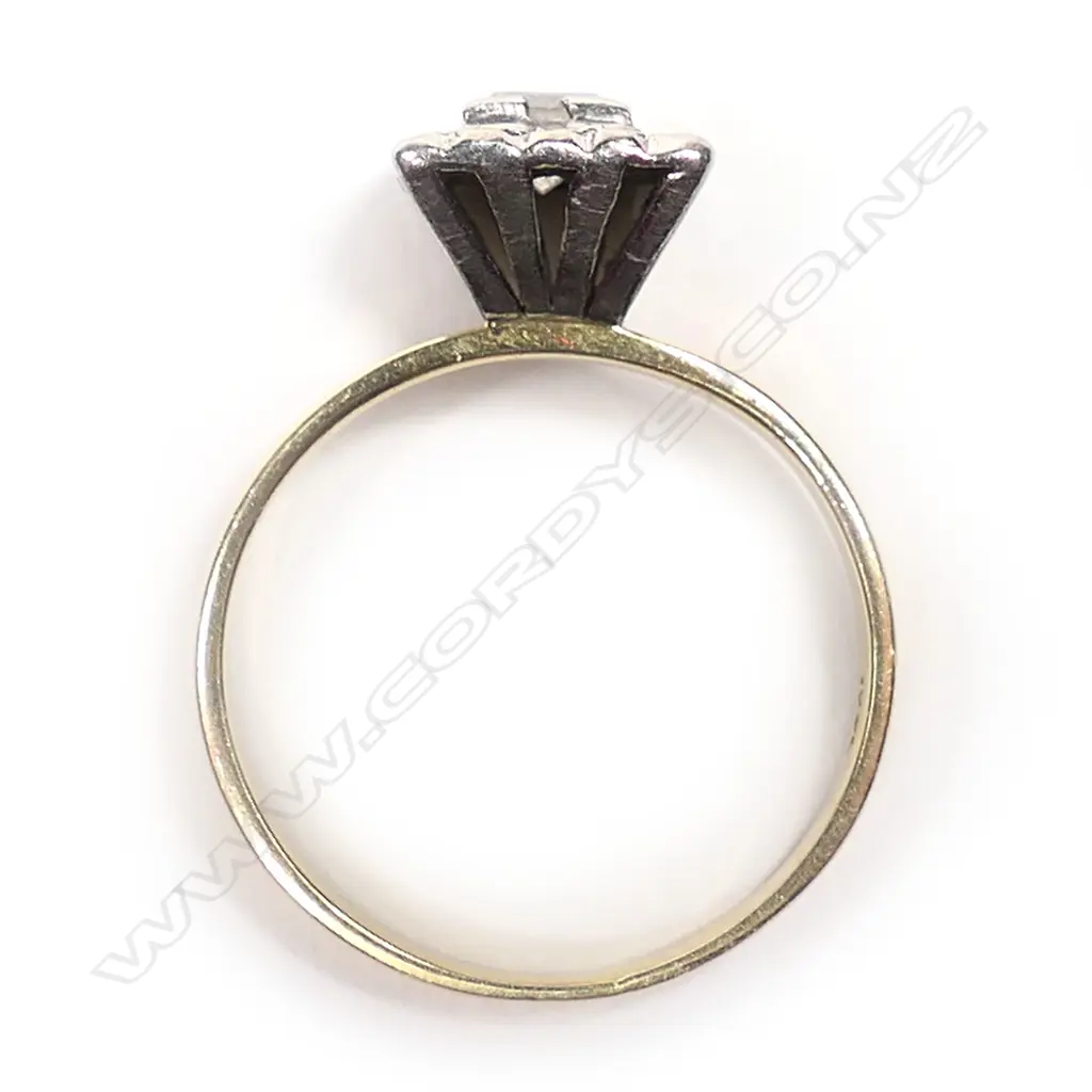 An 18ct  gold, diamond estate ring, Image 1++