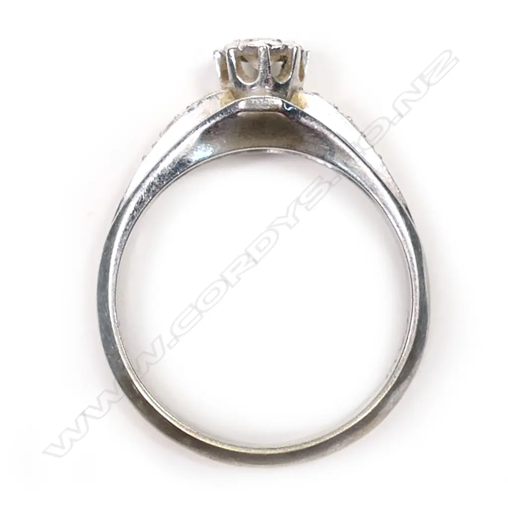 An 18ct white gold and palladium, estate diamond ring, Image 1++