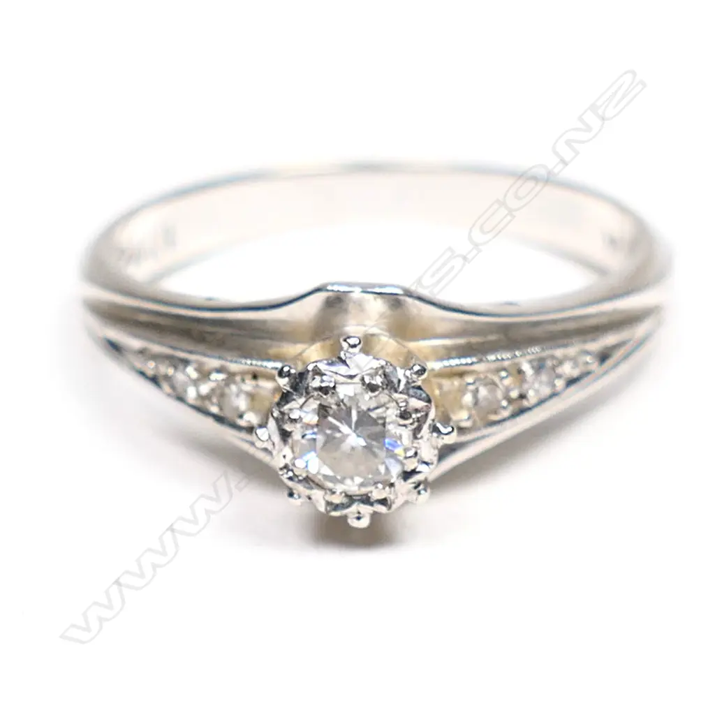 An 18ct white gold and palladium, estate diamond ring, Image 1++
