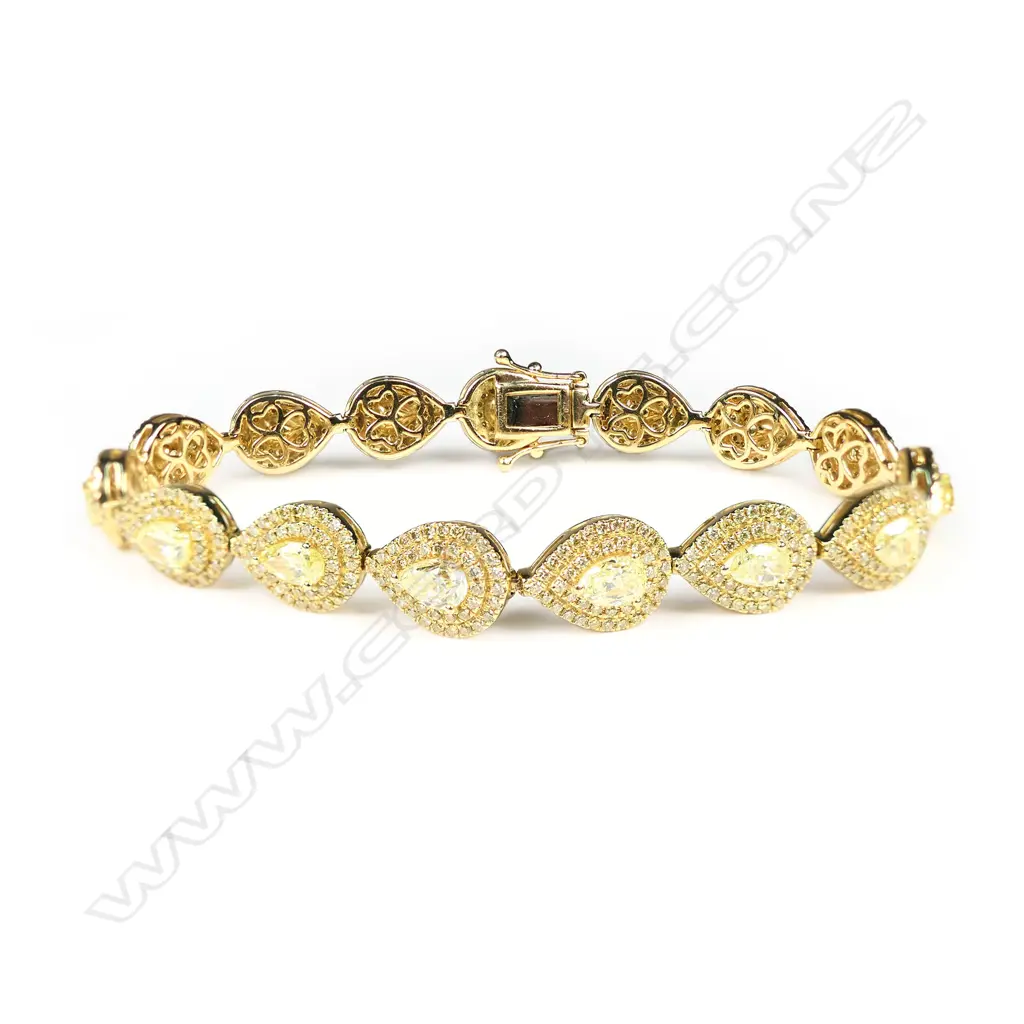 An 18ct yellow gold and yellow diamond multi cluster bracelet, Image 1++