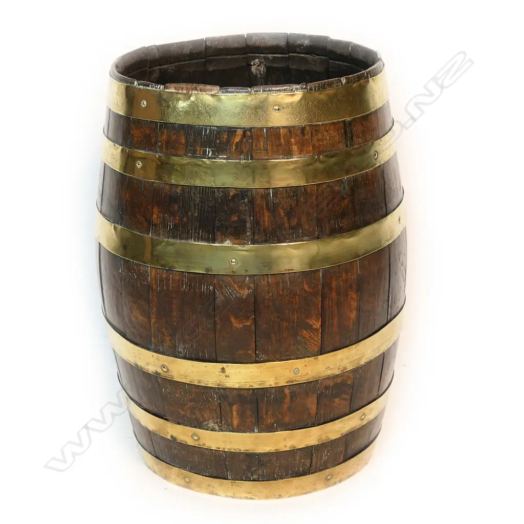 A Victorian oak brass bound barrel, Image 1++
