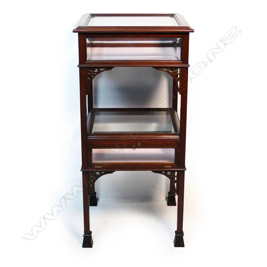 An Edwardian mahogany two tier bijouterie display table, Image 1++