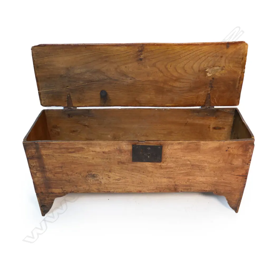 An 18thC elm sword chest, Image 1++
