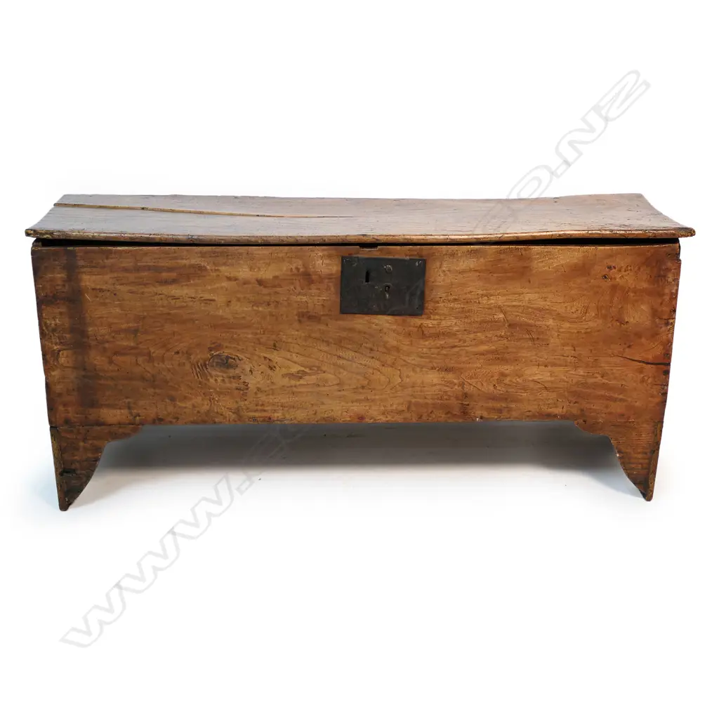 An 18thC elm sword chest, Image 1++
