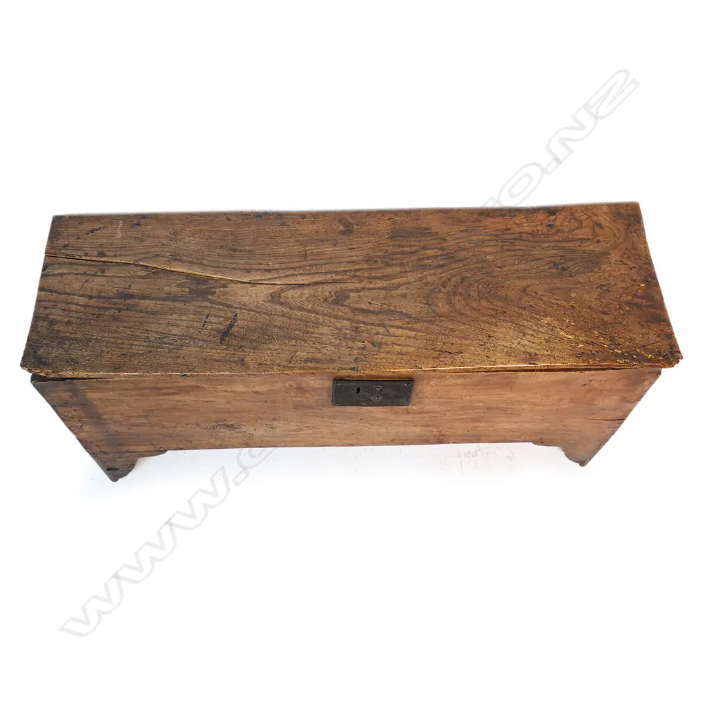 An 18thC elm sword chest, Image 1++