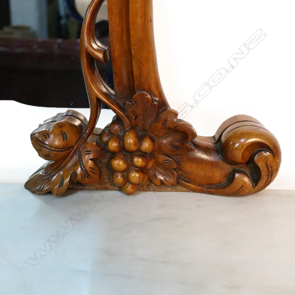 A Victorian walnut credenza, Image 1++