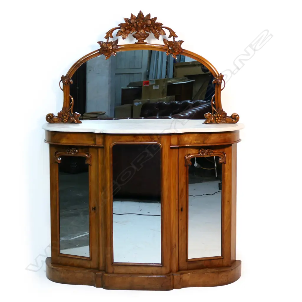 A Victorian walnut credenza, Image 1++