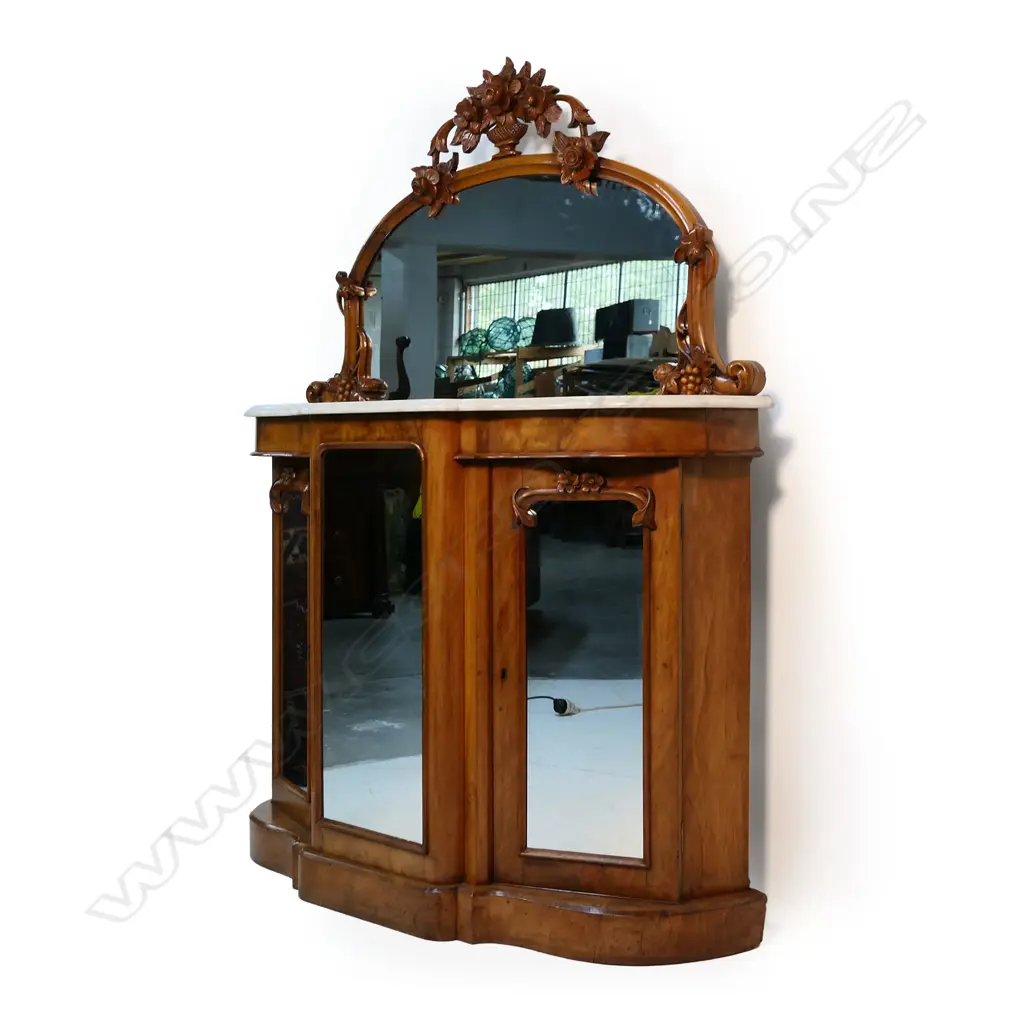 A Victorian walnut credenza, Image 1++