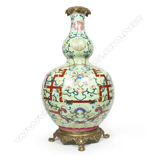 A Chinese porcelain fine quality large famille rose double gourd vase,