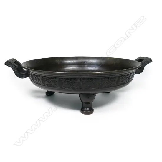 A Chinese bronze large tripod censor,