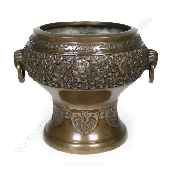 A good early 20thC Japanese bronze fire pot / jardinière,