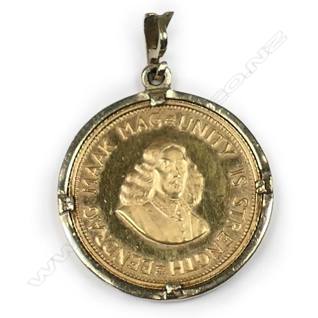 1976 South African 2 Rand gold coin in 9ct mount, Image 1++