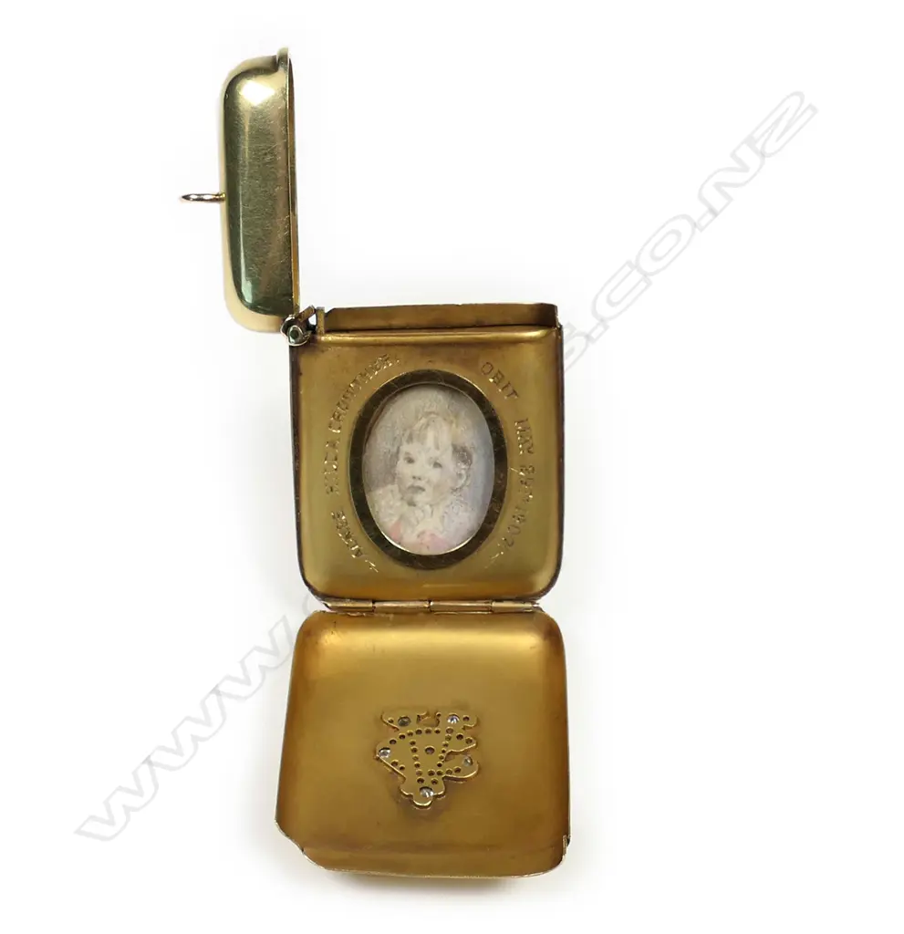 An uncommon Edwardian 15ct gold and diamond set locket vesta, Image 1++