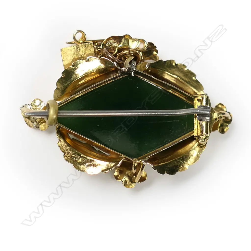 A 19thC colonial fancy 15ct gold and pounamu thematic brooch, Image 1++