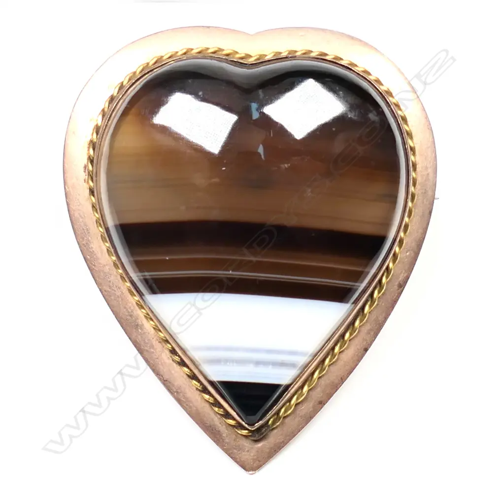 An early 20thC 9ct gold framed, large banded agate heart brooch, Image 1++