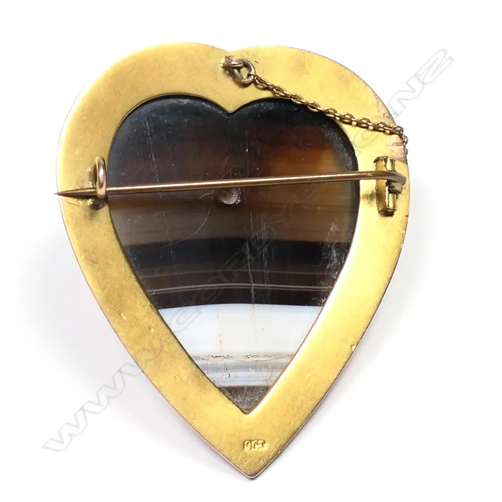 An early 20thC 9ct gold framed, large banded agate heart brooch, Image 1++
