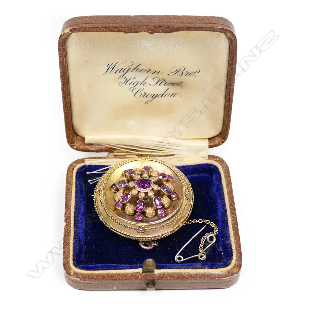 A Victorian 15ct yellow gold almandine garnet target brooch, Image 1++