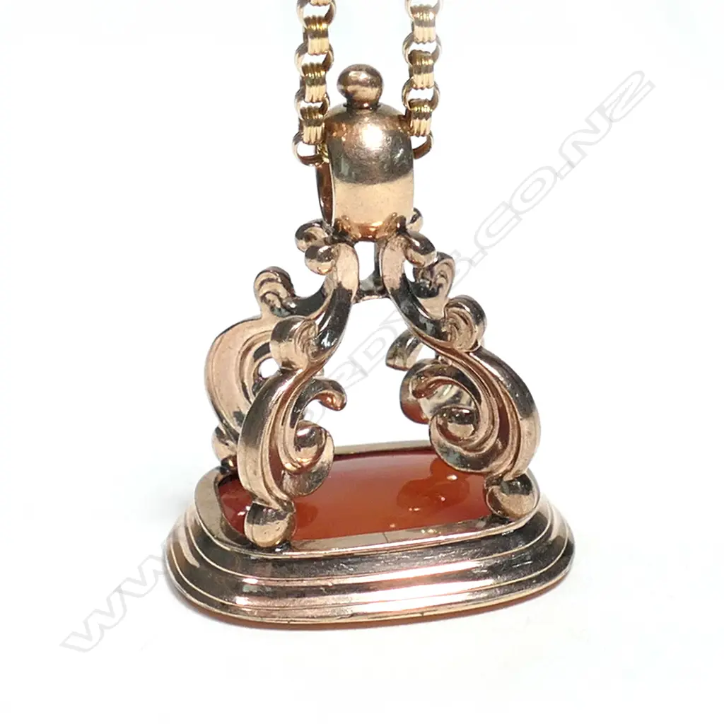 A Victorian 9ct yellow gold muff chain with large 9ct seal, Image 1++