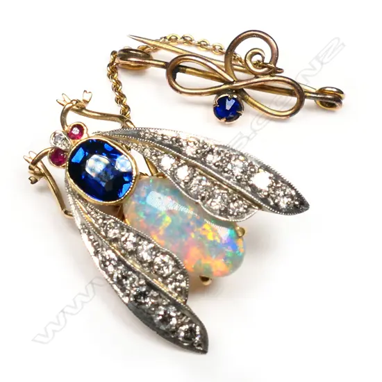 A quality early 20thC 18ct yellow and multiple gem set bee brooch,