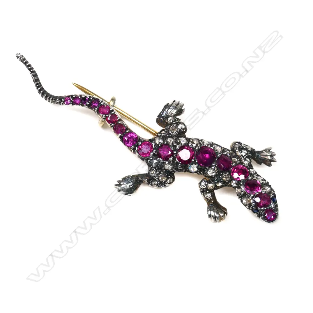 A silver gilt diamond and ruby set lizard brooch, Image 1++