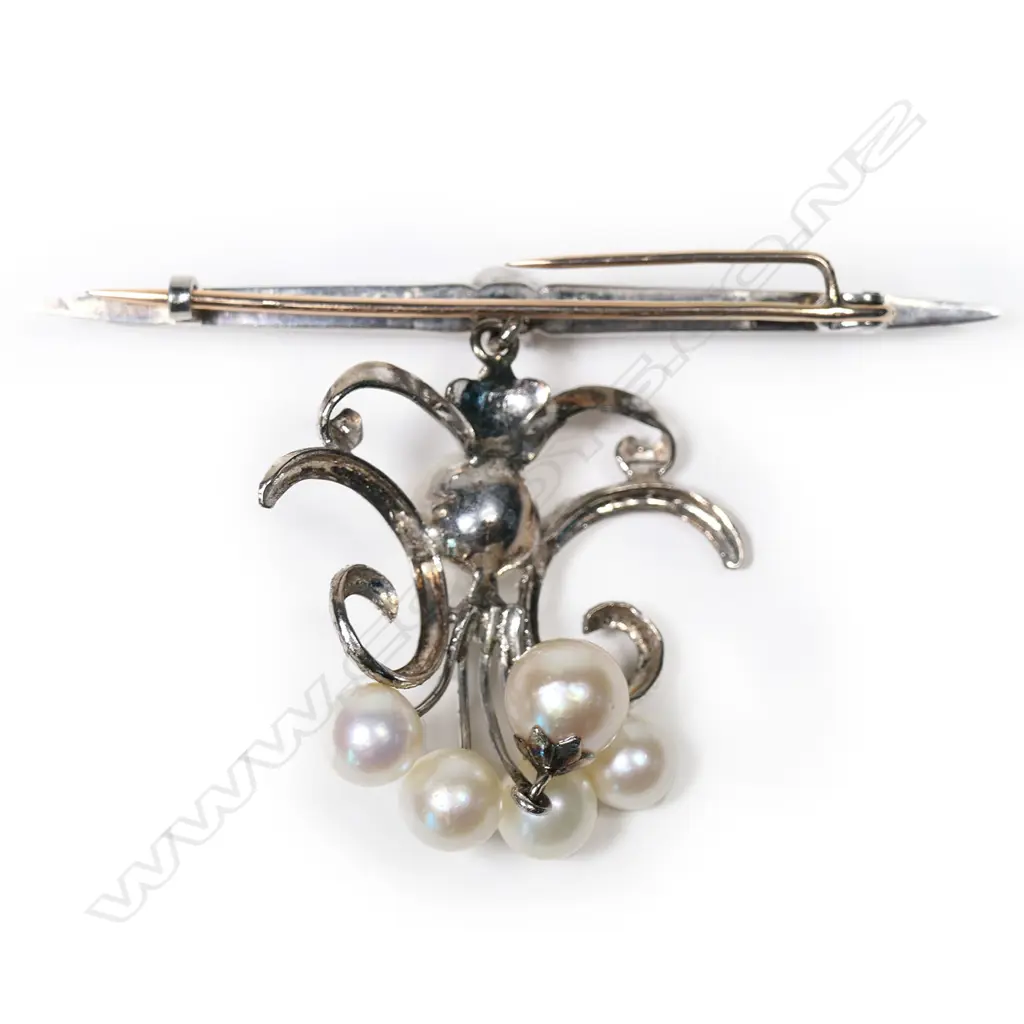 A vintage 14ct white gold, diamond and pearl suspended brooch, Image 1++