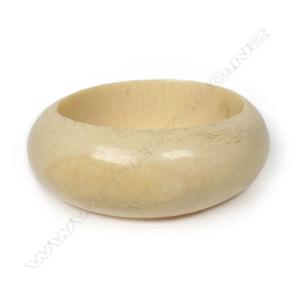 A vintage ivory bangle, Image 1++