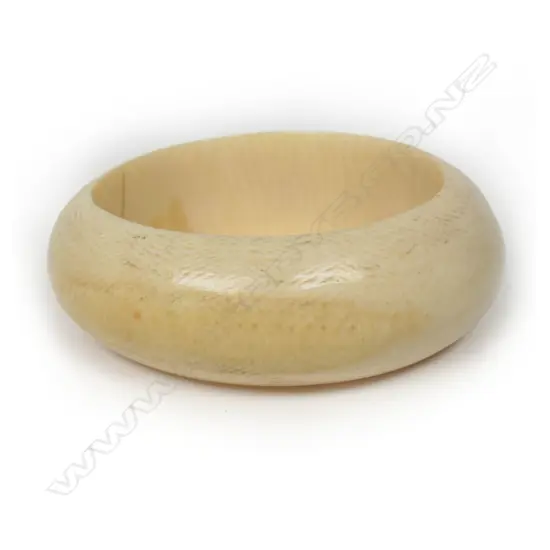 A vintage ivory bangle,