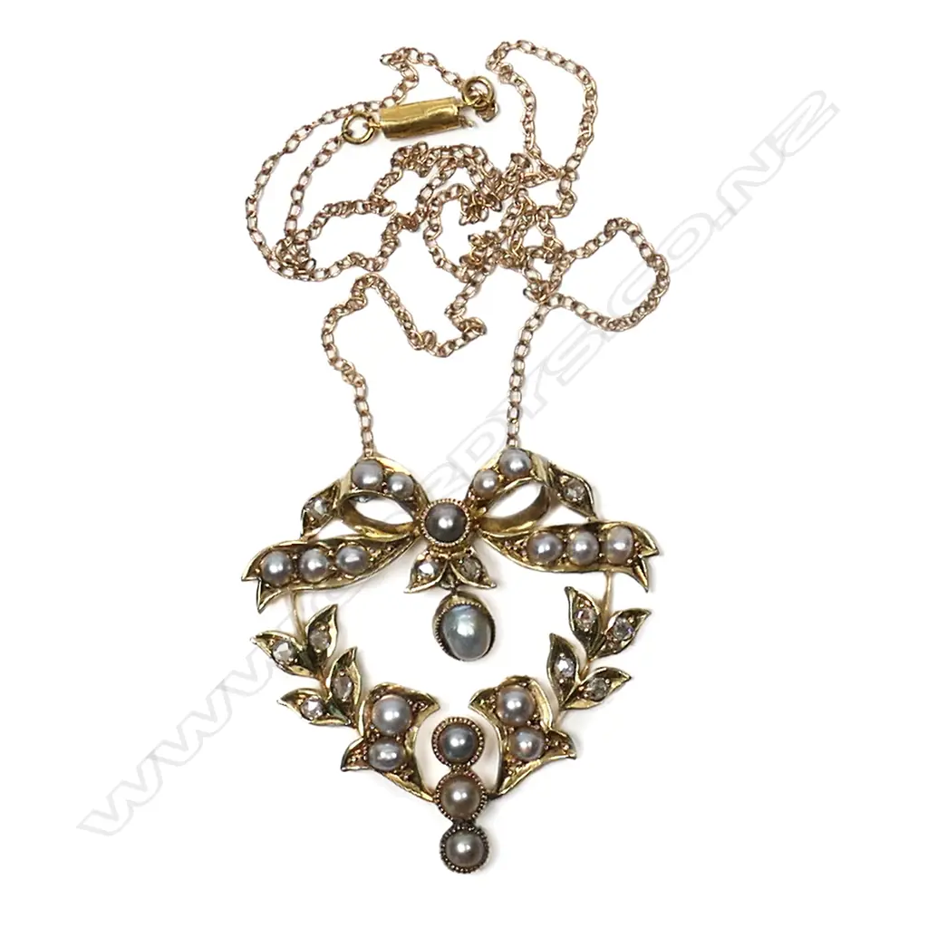 An Edwardian 15ct gold pendant set with seed pearls and mine cut diamonds, Image 1++