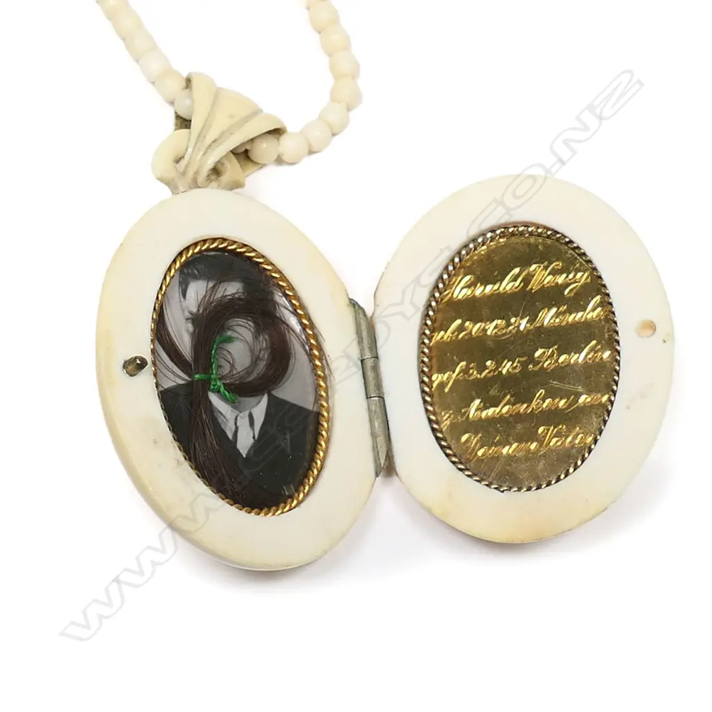 A vintage ivory mourning locket on ivory chain, Image 1++