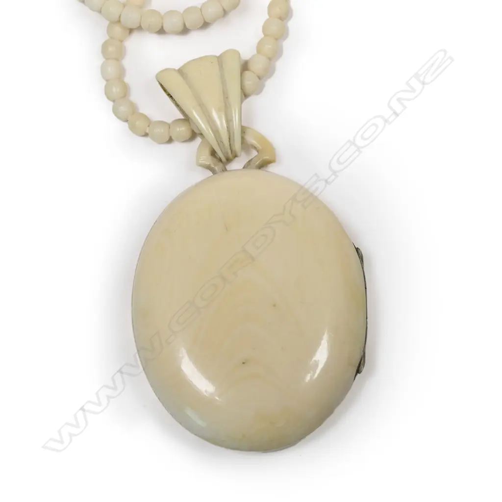 A vintage ivory mourning locket on ivory chain, Image 1++