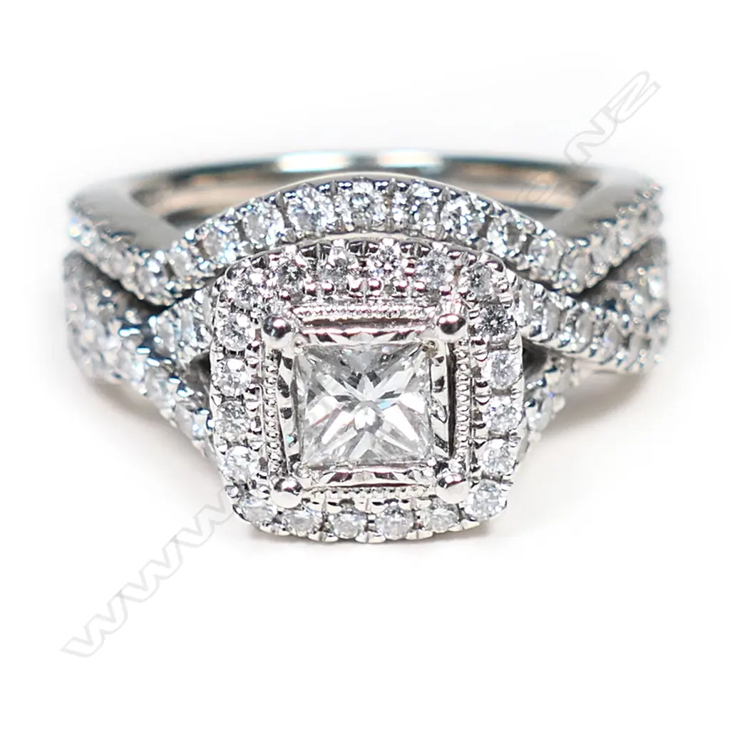 A 14ct white gold and diamond ring set, Image 1++