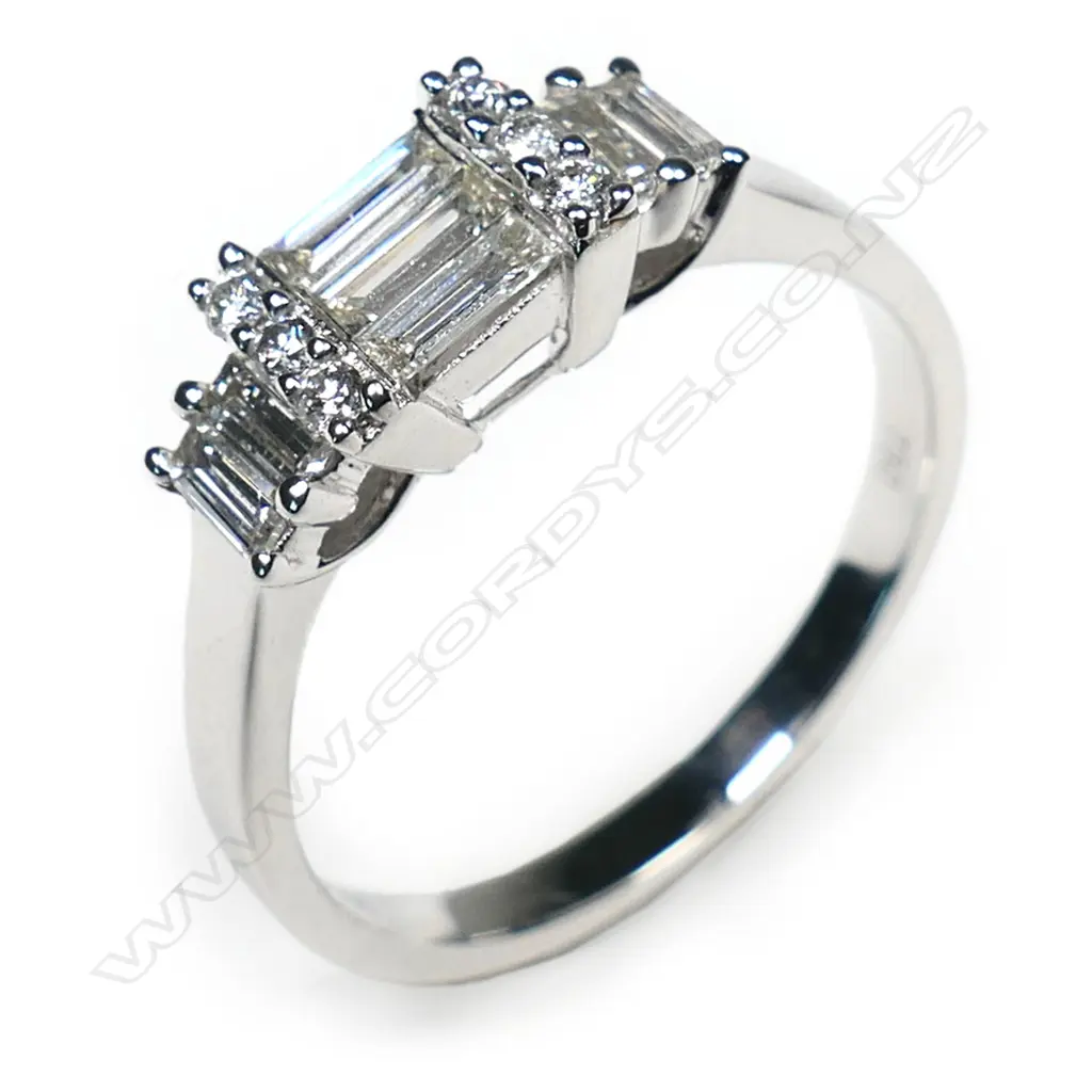 An 18ct white gold diamond ring, Image 1++