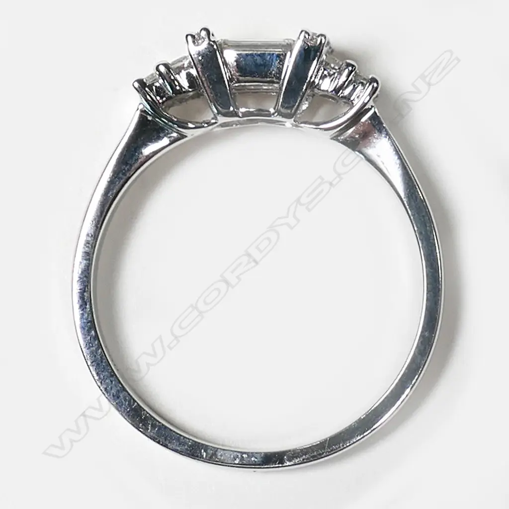 An 18ct white gold diamond ring, Image 1++