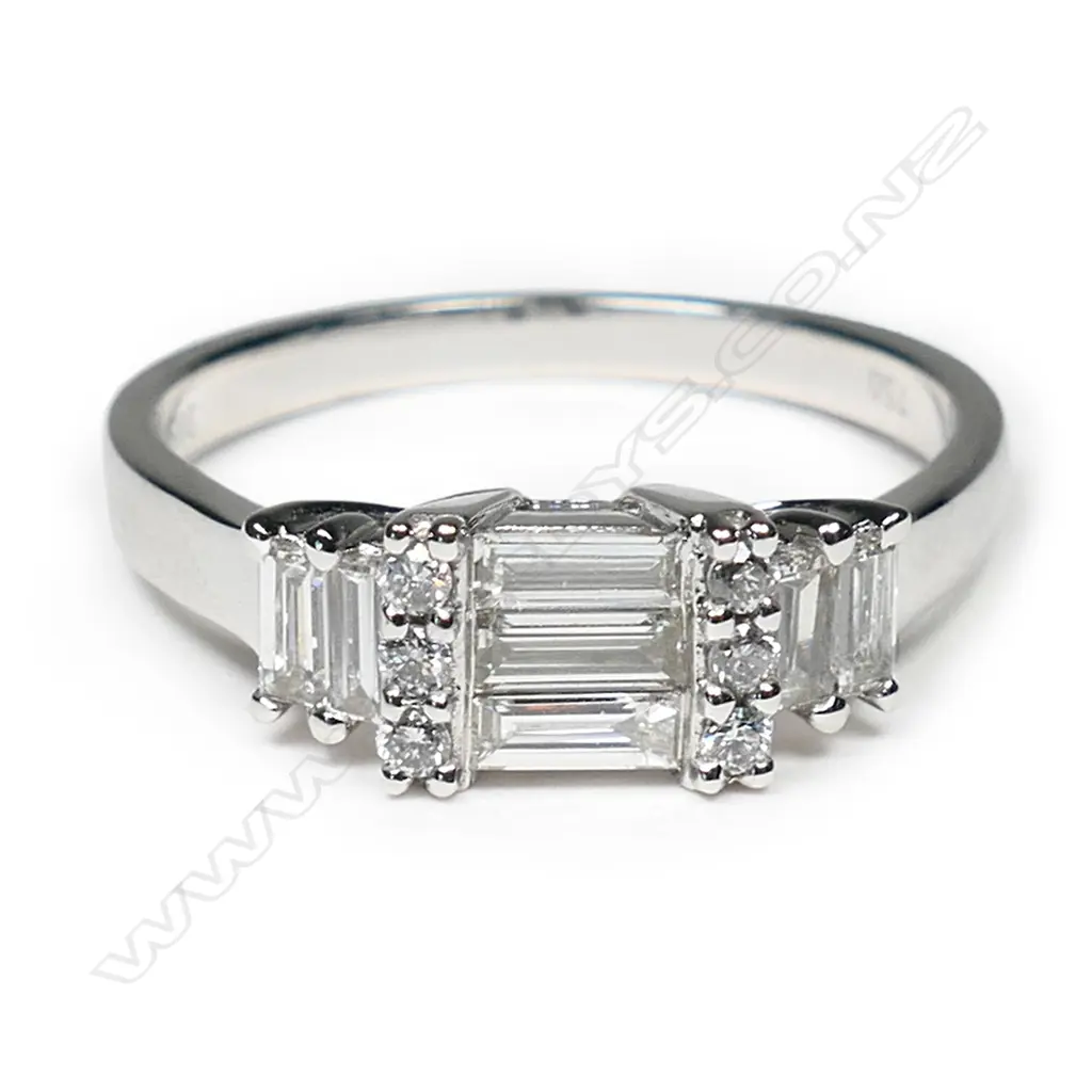 An 18ct white gold diamond ring, Image 1++