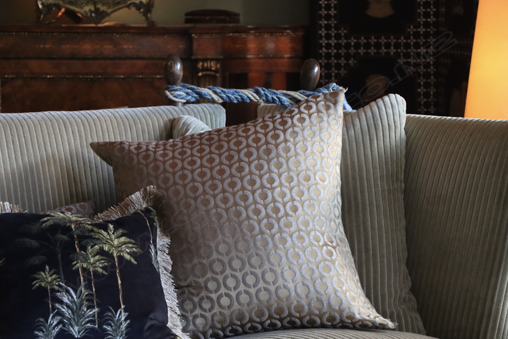 An iconic English Knoll two-seater drop-arm sofa, Image 1++