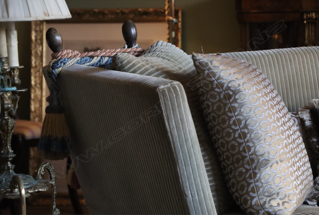 An iconic English Knoll two-seater drop-arm sofa, Image 1++