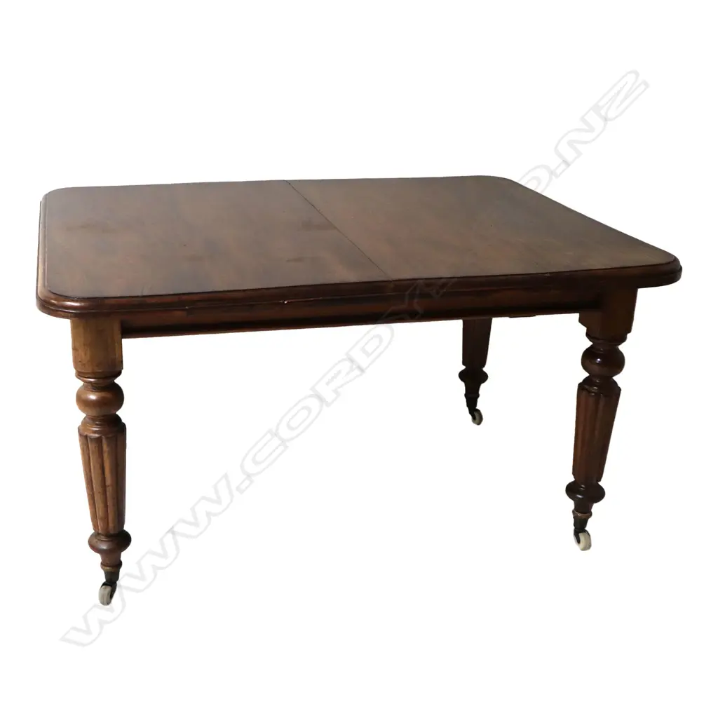 A Victorian mahogany extending dining table with two leaves, Image 1++
