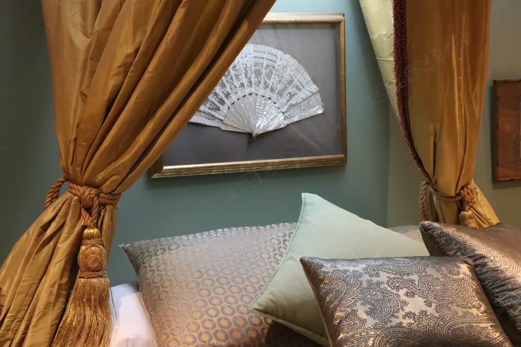 A 19thC ornate French bed canopy/pelmet, Image 1++