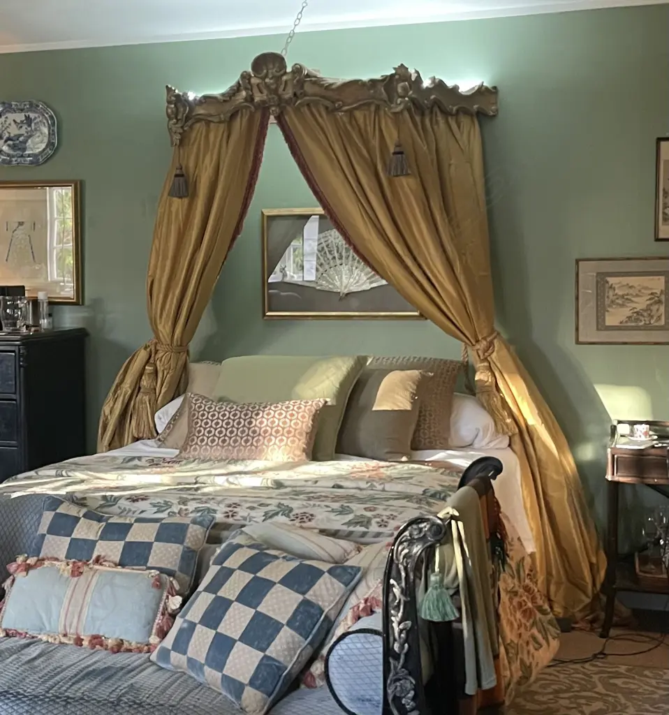 A 19thC ornate French bed canopy/pelmet, Image 1++