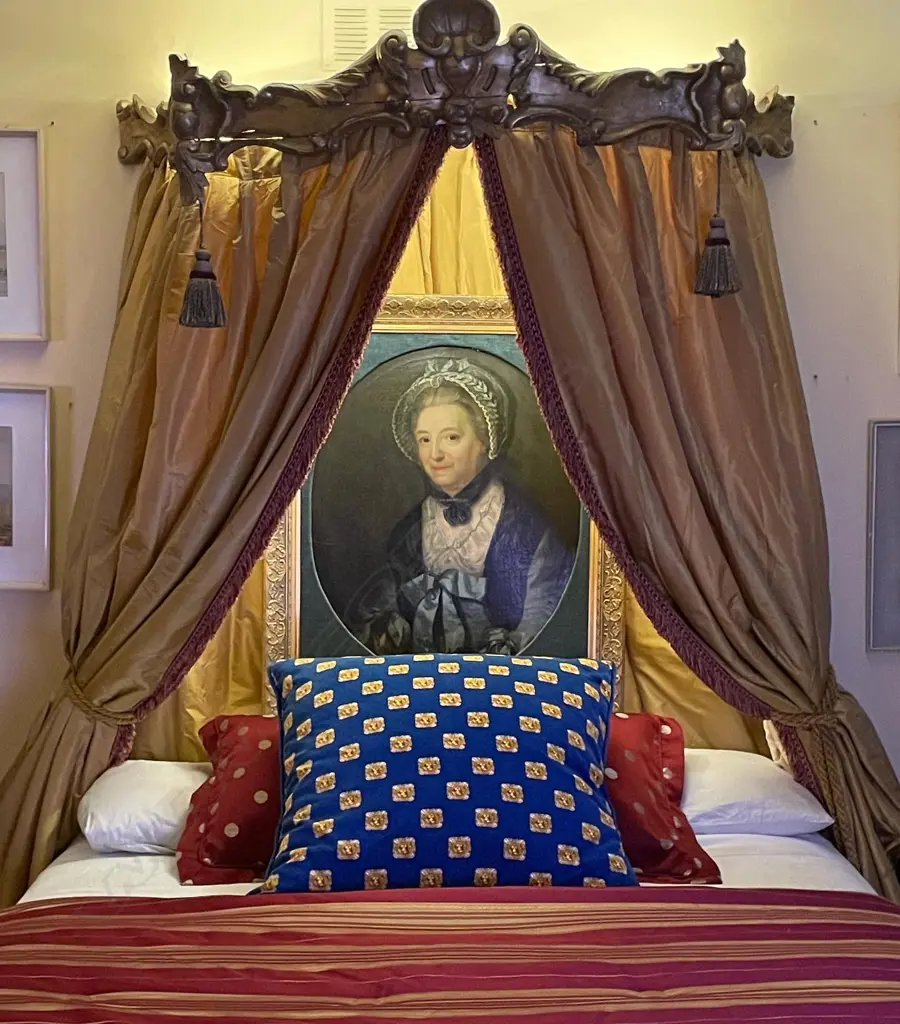 A 19thC ornate French bed canopy/pelmet, Image 1++