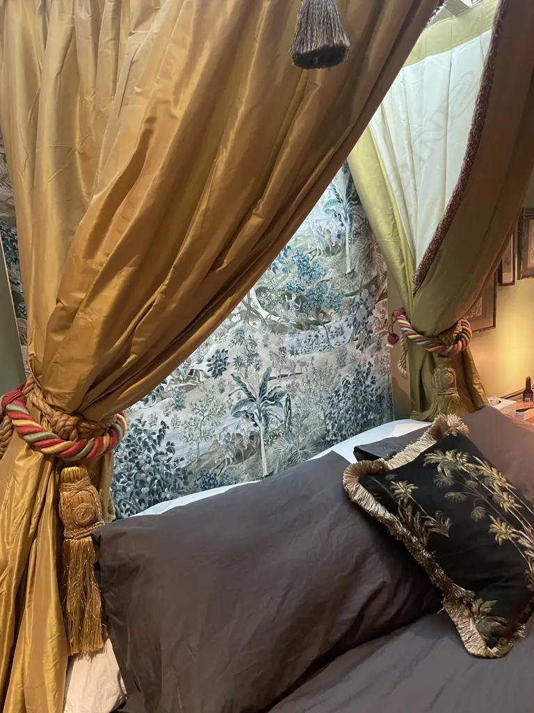 A 19thC ornate French bed canopy/pelmet, Image 1++