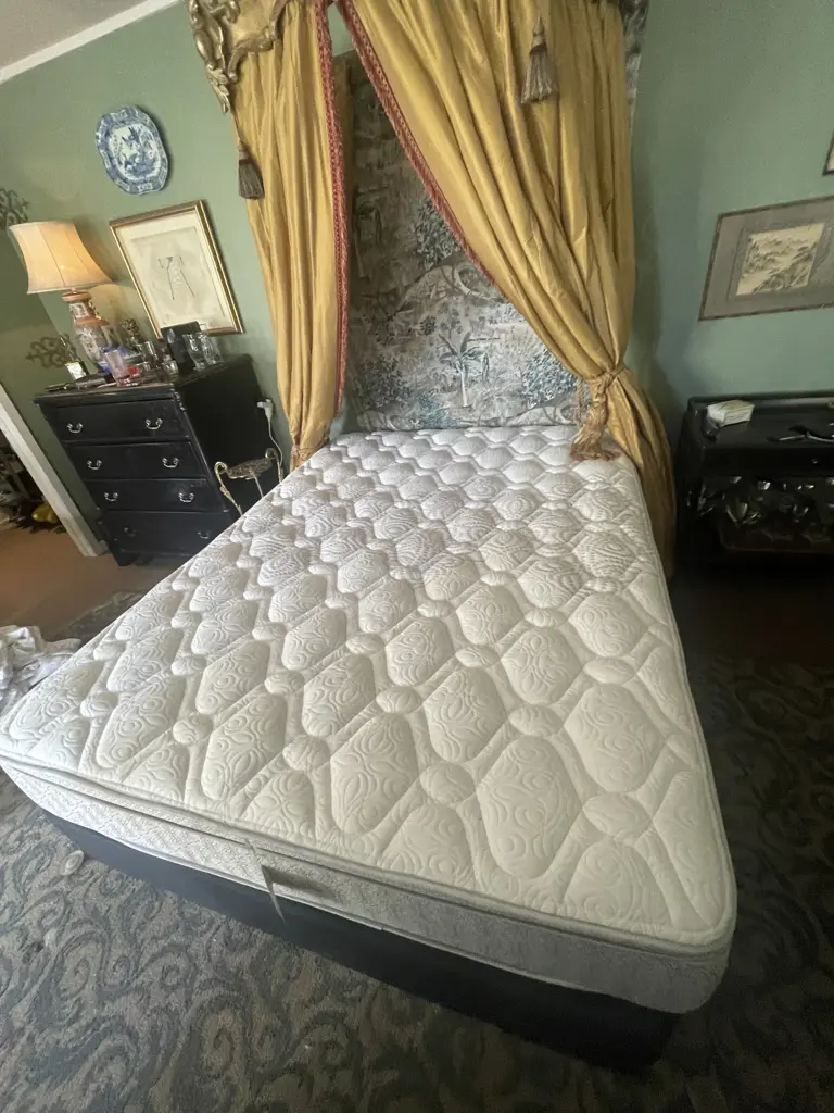 A Sleepyhead Serenity Z Series 6 Queen Mattress and High Profile matching base Image 1++
