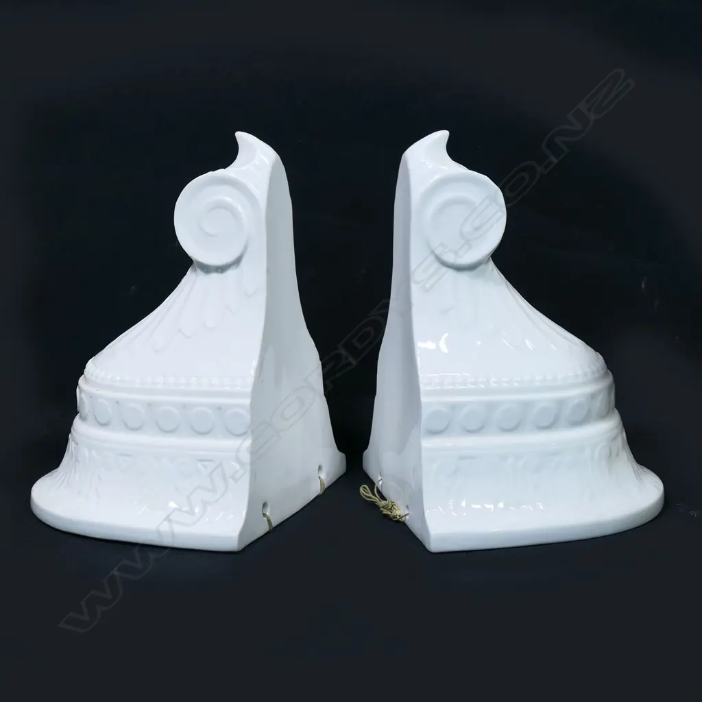 A pair of porcelain hanging flower vases Image 1++