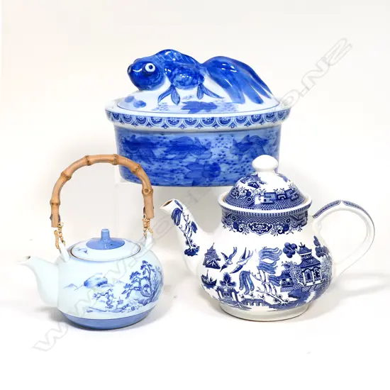 A Chinese blue and white decorative lidded tureen,