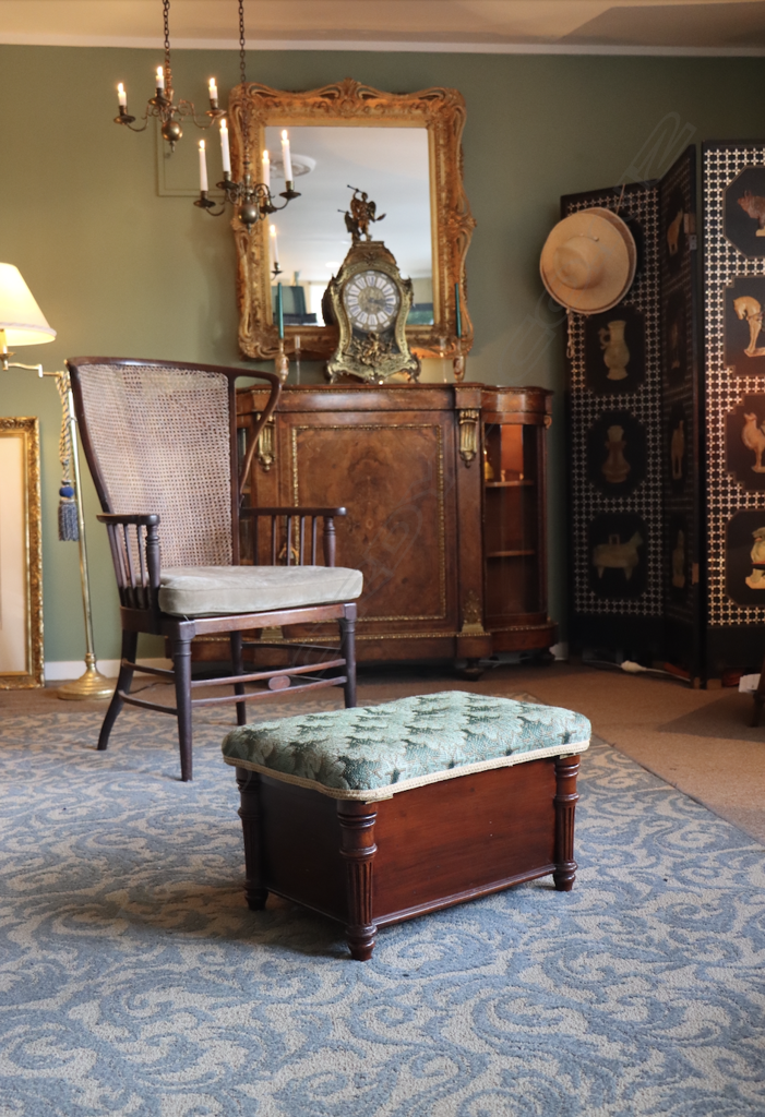 A Georgian upholstered mahogany footstool with cellarette Image 1++