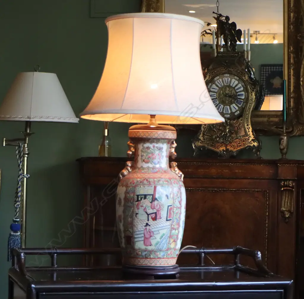 A Chinese famille rose porcelain vase based table lamp Image 1++